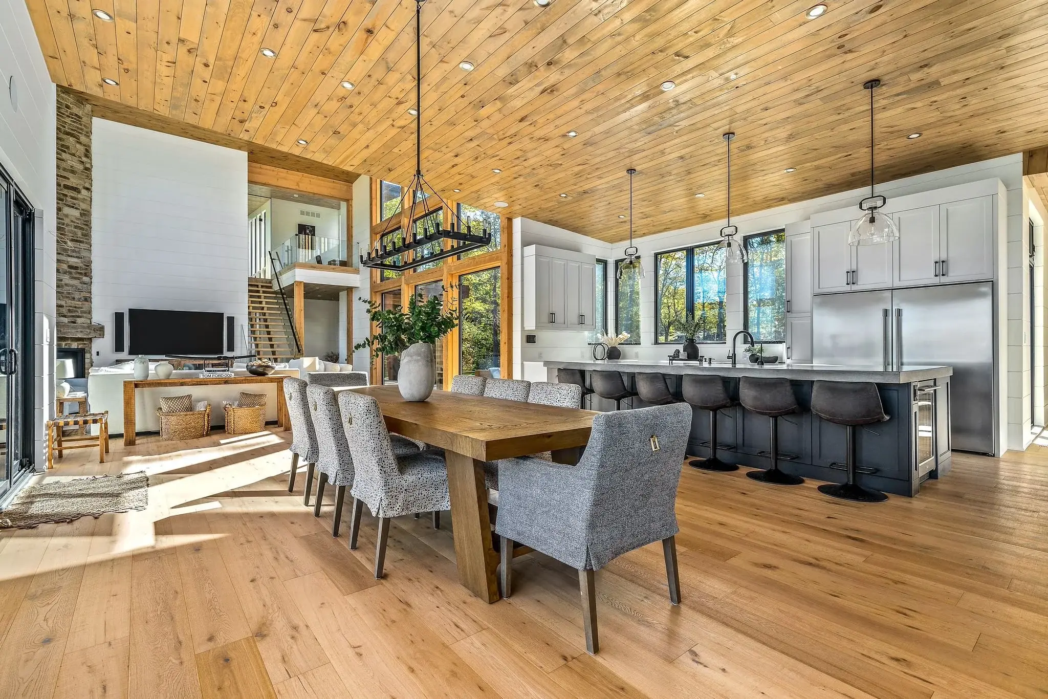 The View on Balsam: open kitchen and dining space beneath the plank ceiling