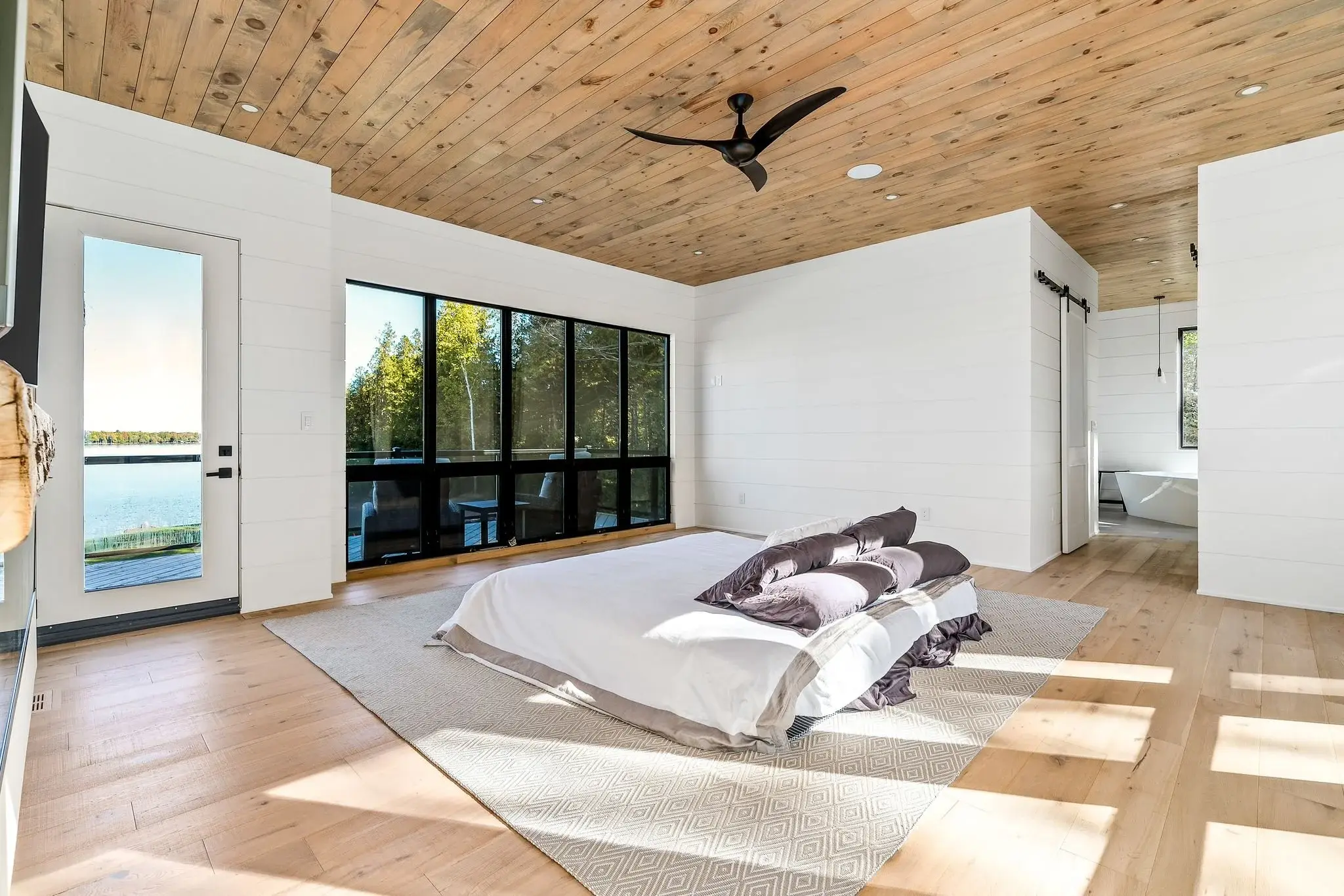 The View on Balsam: bedroom with panoramic lake view at dusk